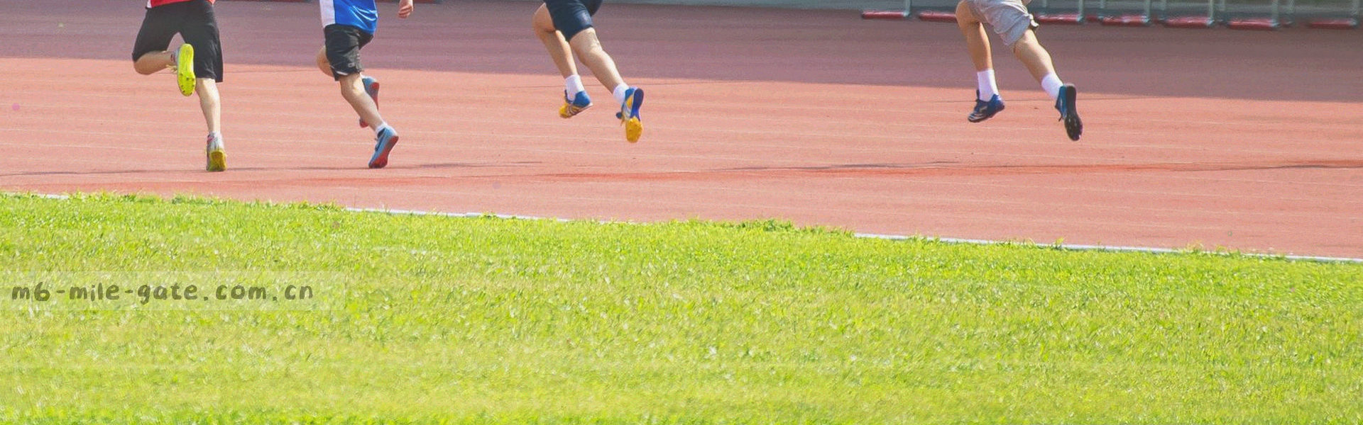 深蓝色背景上流动的赛道线条与方向指示